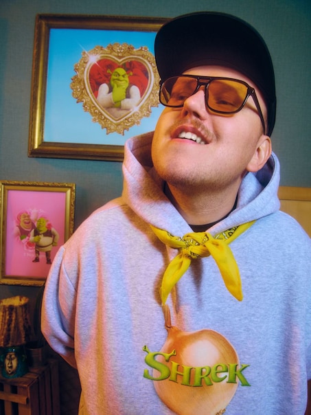 Jasnoszara bluza z kapturem i nadrukiem Shrek x Włodi4444