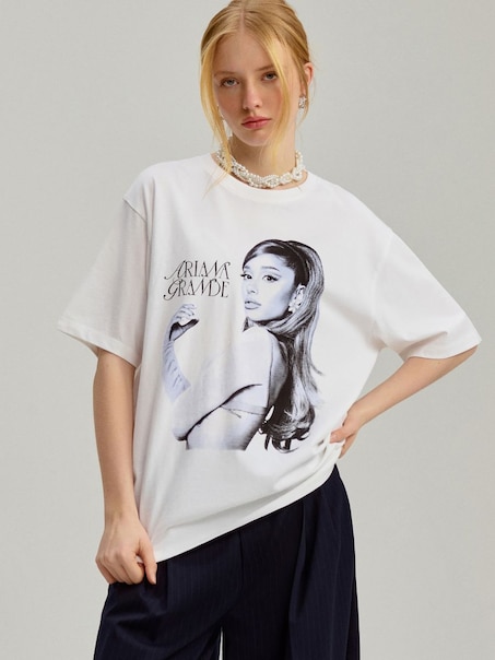 Biała koszulka z nadrukiem Ariany Grande