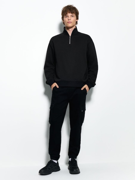 Czarne joggery z kieszeniami cargo