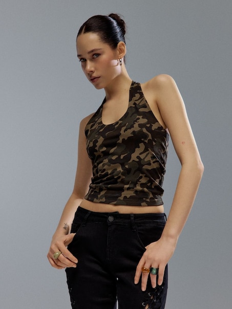 Wzorzysty top z odkrytymi plecami w motywem moro