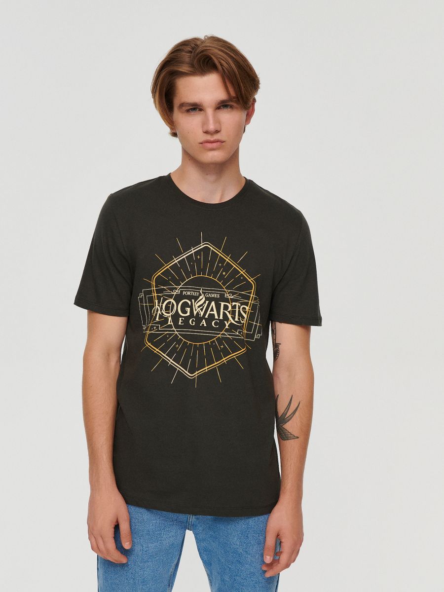 T-Shirt Schriftzug - 8806M-90X Legacy mit Hogwarts HOUSE Farbe - dunkelgrau