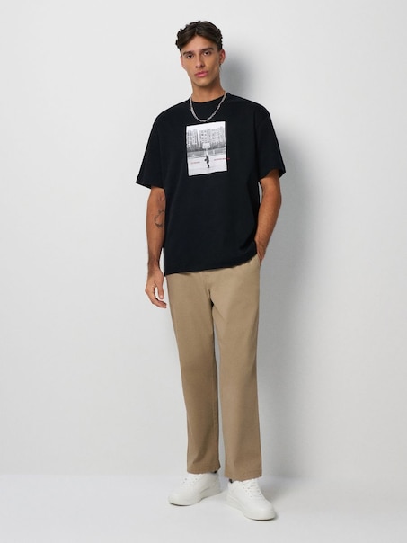 Beżowe spodnie relaxed fit z elastycznym pasem i zapięciem