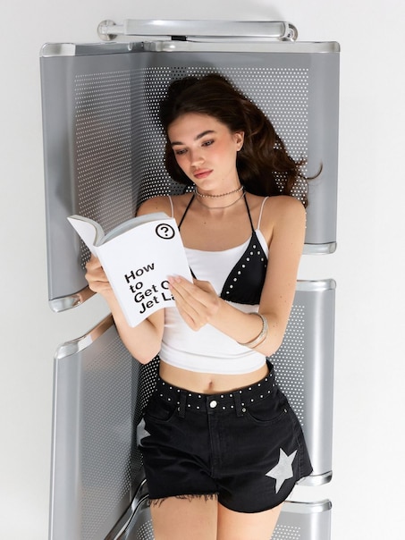 Biały top ULTRAFLEX na cienkich ramiączkach z miseczkami usztwniającymi