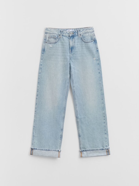 Jasnoniebieskie jeansy straight fit mid waist z podwinięciem