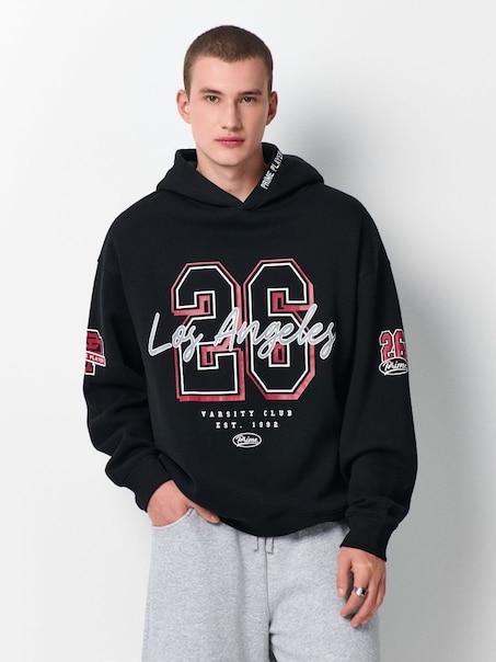 Czarna bluza z kapturem i nadrukiem w stylu varsity