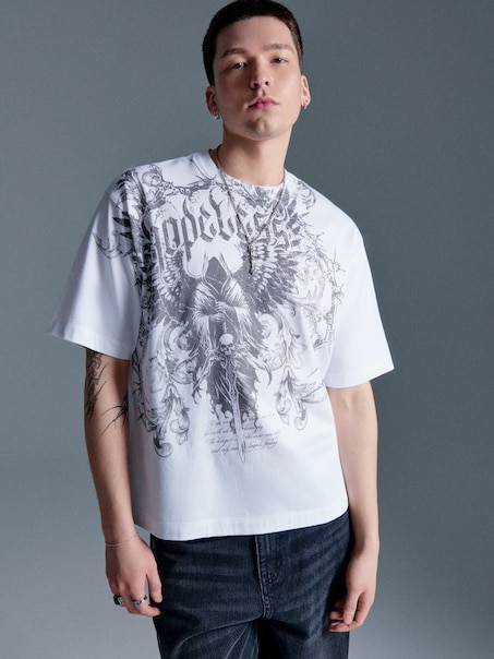 Biała koszulka z nadrukiem w stylu gotyckim