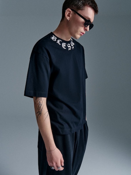 Czarna koszulka z nadrukiem Blessed