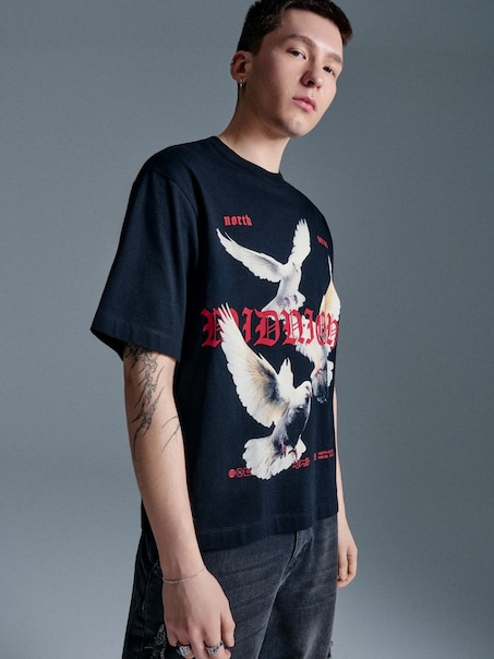 Czarna koszulka z nadrukiem gołębi i napisem Midnight