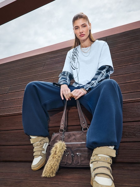 Beżowo-kremowe sneakersy na koturnie