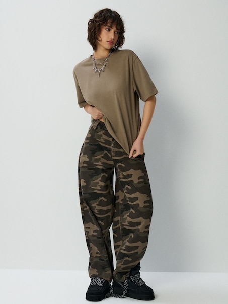 Oliwkowa luźna koszulka basic z okrągłym dekoltem