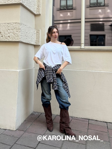 Luźna biała koszulka z opuszczonym ramieniem