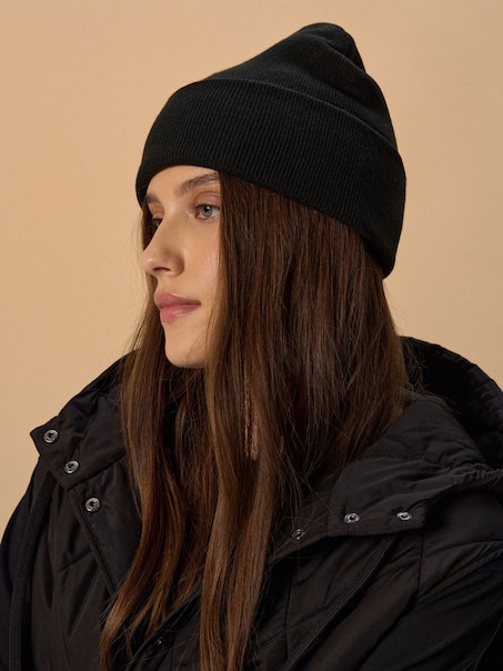 Czarna czapka beanie z wywijanym brzegiem