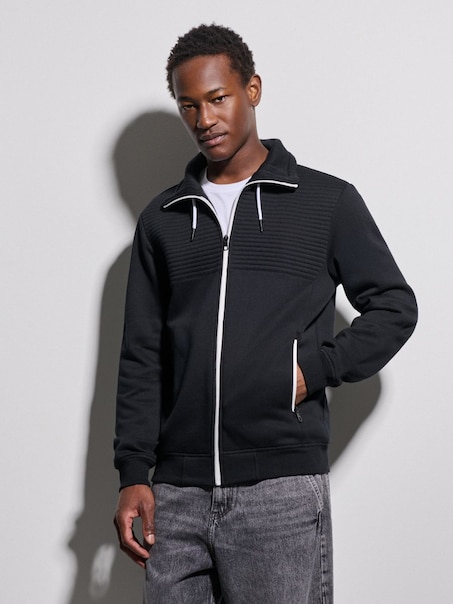 Püstkrae ja lukuga dressipluus