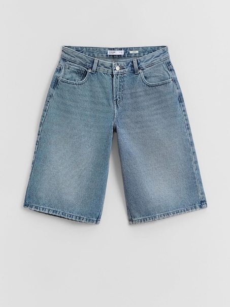 Niebieskie jeansowe bermudy z panterkowymi gwiazdkami na tyle