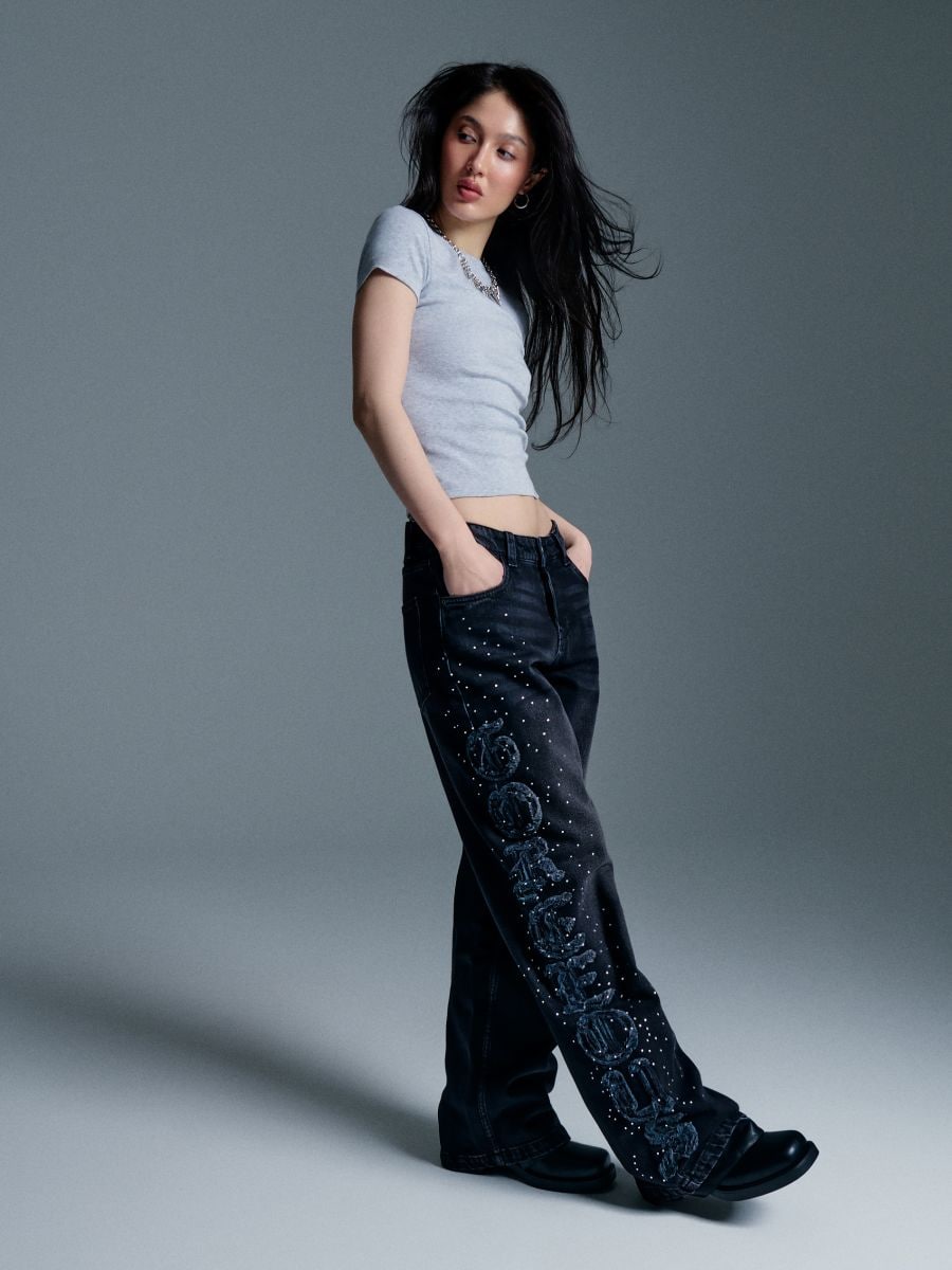 Czarne jeansy baggy straight z napisem w stylu gotyckim - czarny - HOUSE