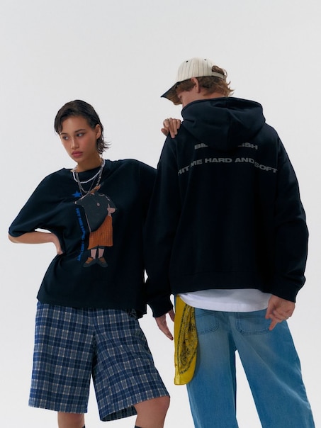 Camiseta con impresión Hit Me Hard and Soft