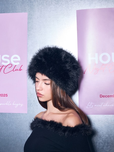 Czarna czapka ze sztucznym futerkiem