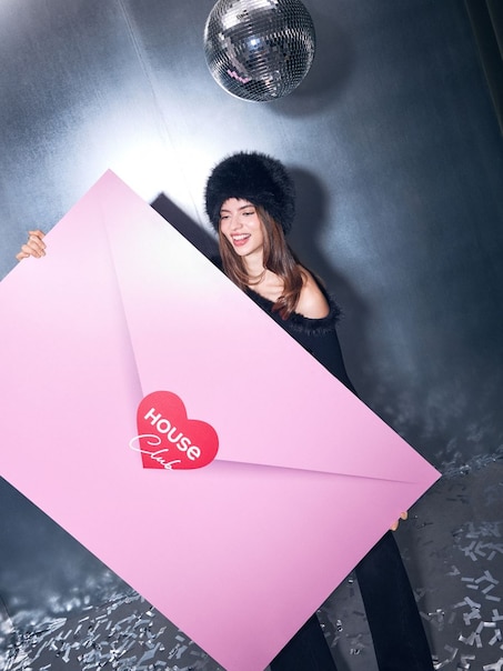 Czarna czapka ze sztucznym futerkiem