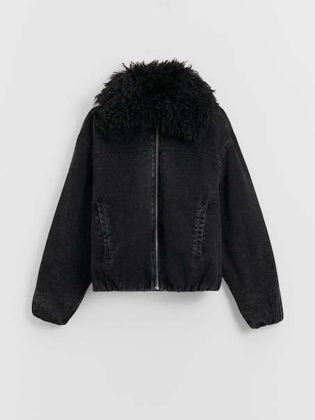 Czarna kurtka jeansowa ze sztucznym futerkiem na kołnierzu