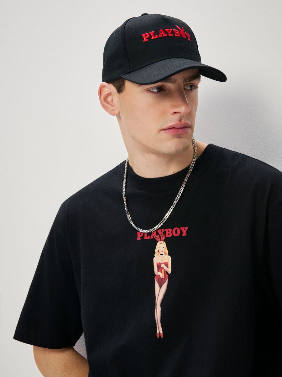 Czarna czapka z daszkiem i haftem Playboy - czarny - HOUSE