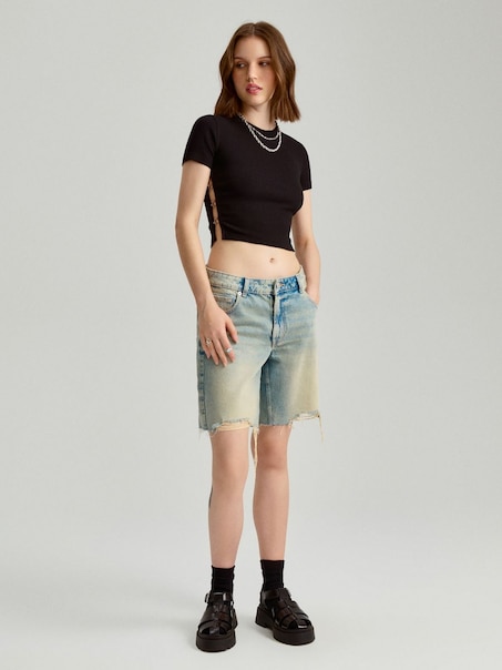 Czarny crop top z krótkim rękawem i gwiazdkami po bokach