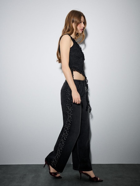 Czarne jeansy wide leg z kryształkami po bokach