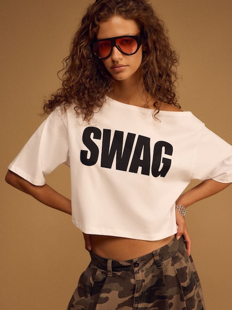 Krótka biała koszulka z napisem "SWAG"
