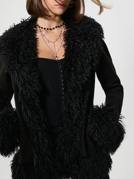 Czarny płaszcz z imitacji zamszu ze sztucznym furerkiem