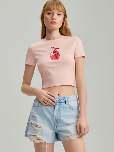 Krótka koszulka z nadrukiem i aplikacją w formie wstążki różowa