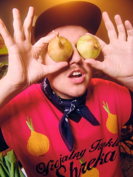 Dzianinowa różowa kamizelka w cebule z podpisem Oficjalny Fanklub Shreka