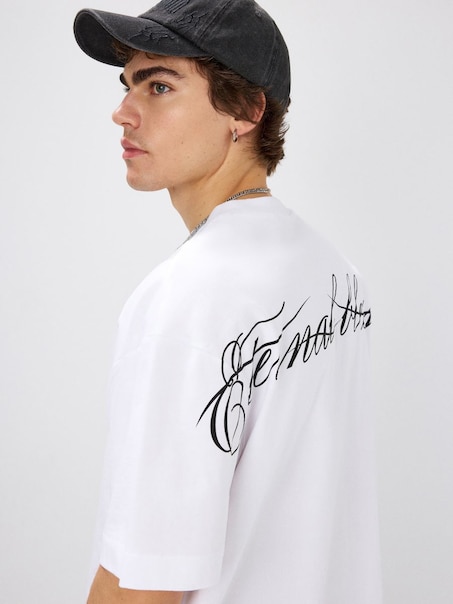 Biała koszulka boxy z napisem na plecach