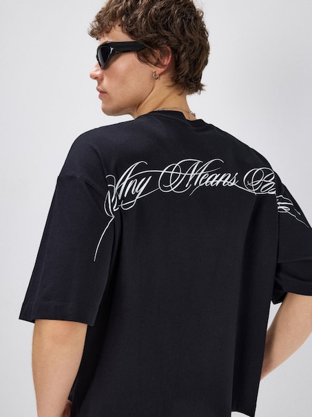 Czarna koszulka boxy z napisem na plecach