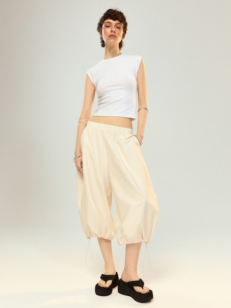 Kremowe spodnie capri balloon fit