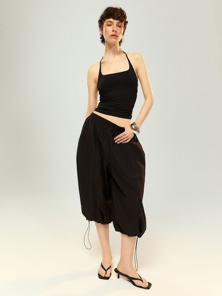 Czarne spodnie capri balloon fit