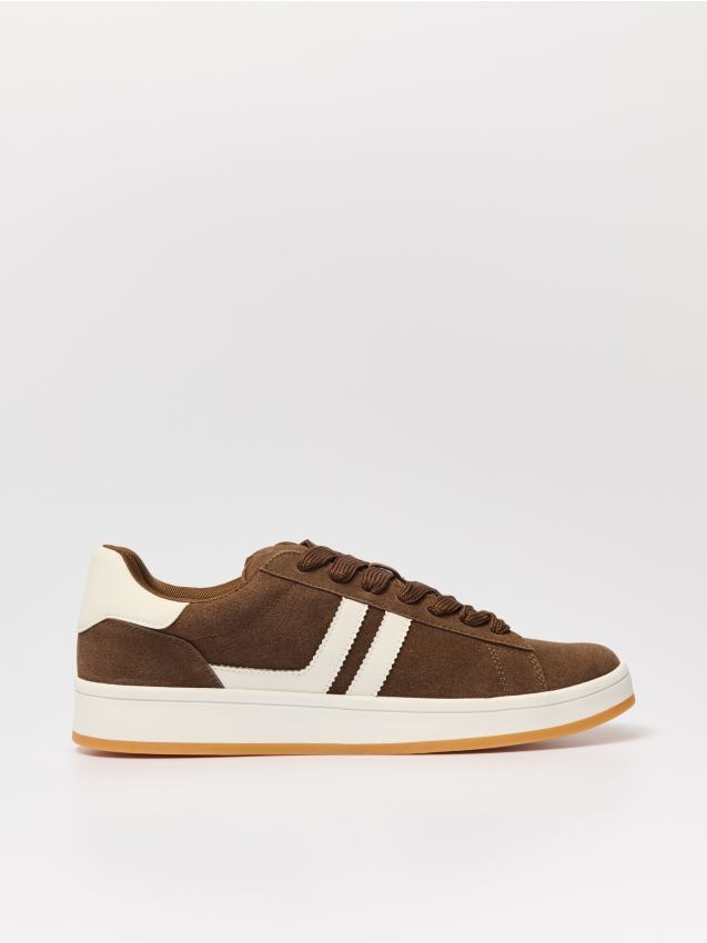 Brązowe sneakersy z białymi wstawkami - HOUSE - 041BO-88X