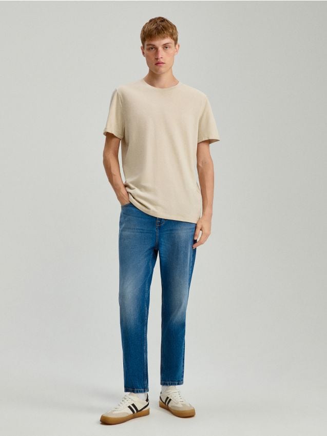 Granatowe jeansy carrot fit z przetarciami