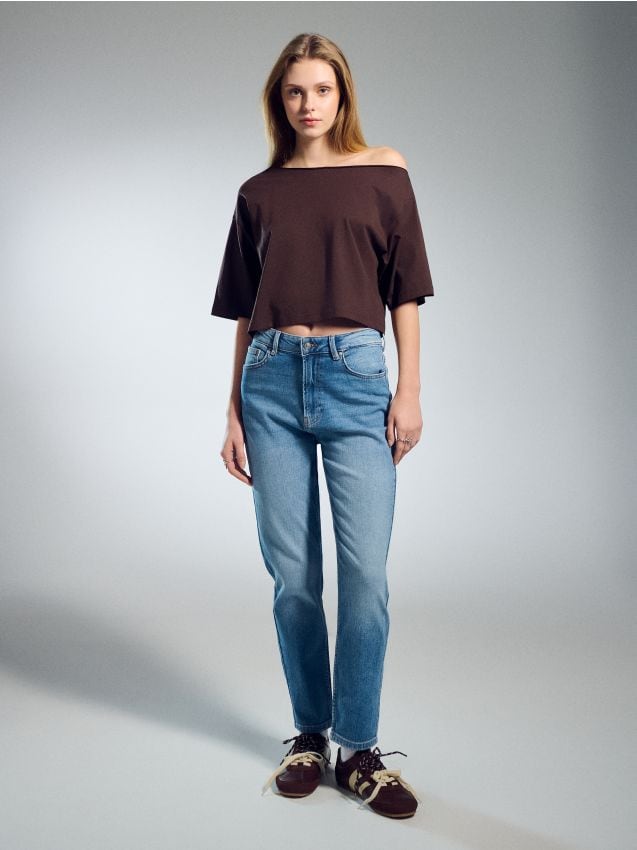 Niebieskie jeansy mom slim fit