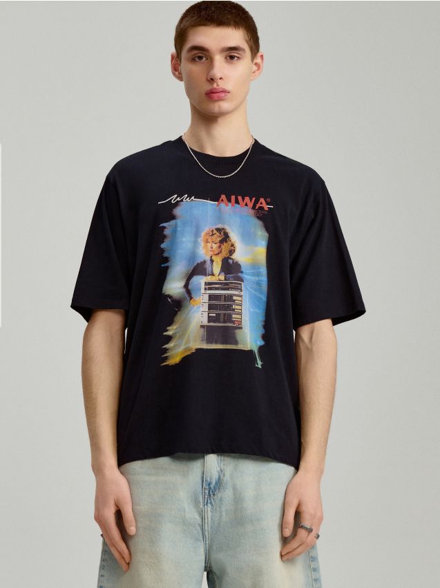 Czarna koszulka z nadrukiem AIWA z przodu - HOUSE - 322EG-99X