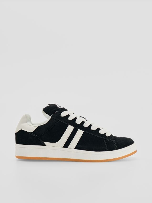 Czarne sneakersy z imitacji zamszu z białymi wstawkami