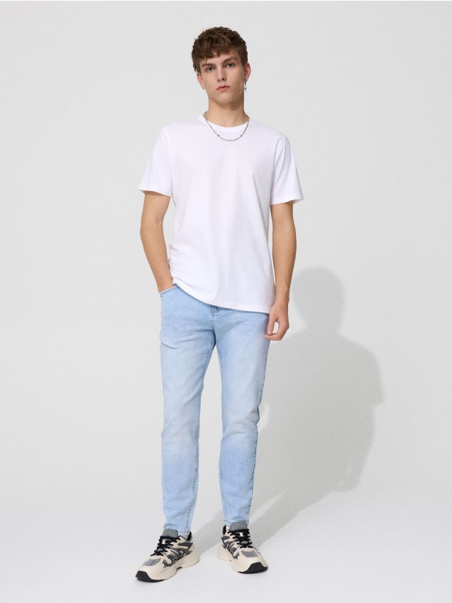 Jasnoniebiskie jeansy carrot fit - HOUSE - 504GO-05J
