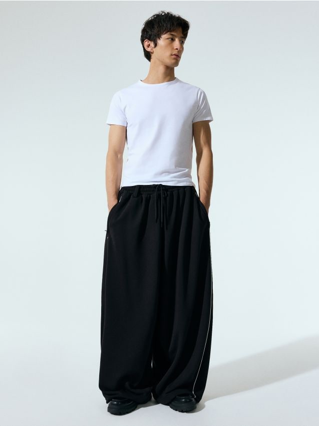 Czarne spodnie super baggy z lampasami