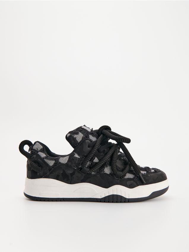 Sneakers house sales