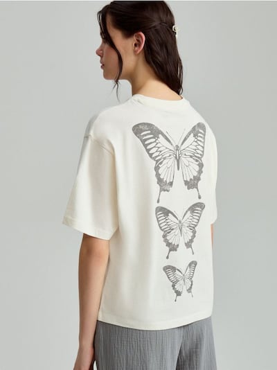 Kremowa koszulka z nadrukiem i motywem motyli z przodu i na plecach