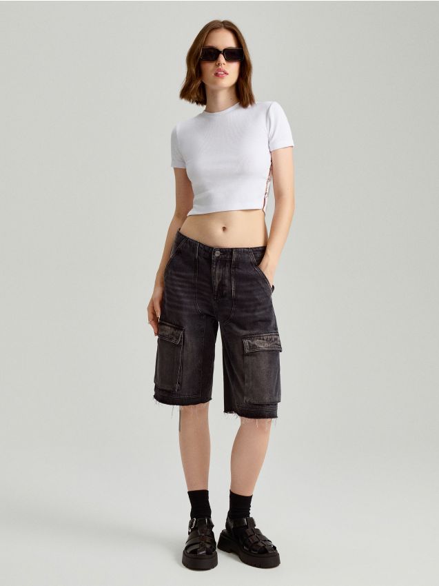 Biały crop top z krótkim rękawem i serduszkami po bokach